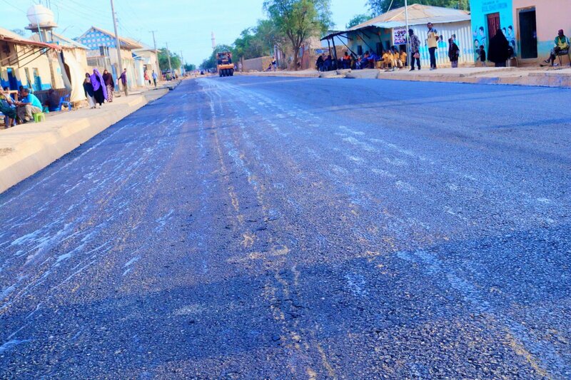 Dowladda Hoose ee Degmada Baydhabo ayaa si rasmi ah u bilowday dhismaha laamiga cusub ee wadada Cunaay, taas oo kamid ah waddooyinka muhiimka ah ee isku xira xaafadaha kala duwan ee magaalada Baydhabo.