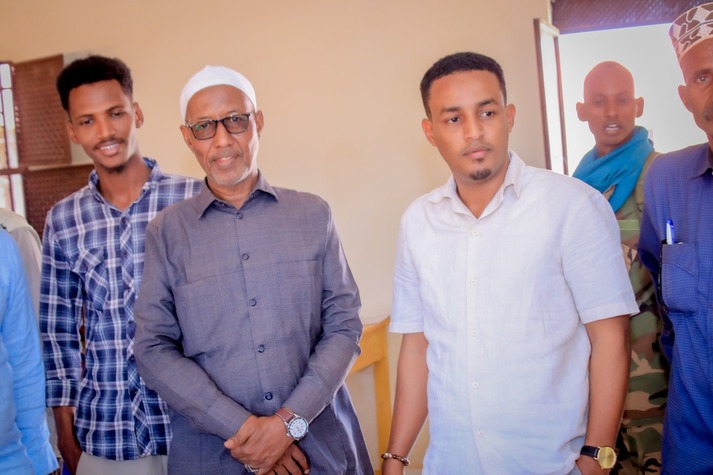 Guddoomiye Ku-xigeenka Amniga iyo Arrimaha Siyaasadda ahna Ku-simaha Guddoomiyaha Degmada Isxaaq maxamed Cali Teygaab ayaa maanta kormeer shaqo ku tagay school ka Barwaaqo .