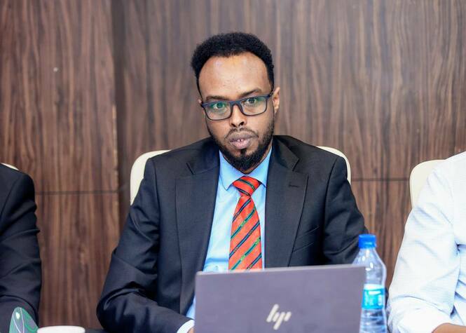 Guddoomiye Ku-xigeenka Maamulka iyo Maaliyadda  Muqdisho kaga qeyb galay kulan ay yeesheen Guddiga Sare ee Mashruuca SINNAAN Project