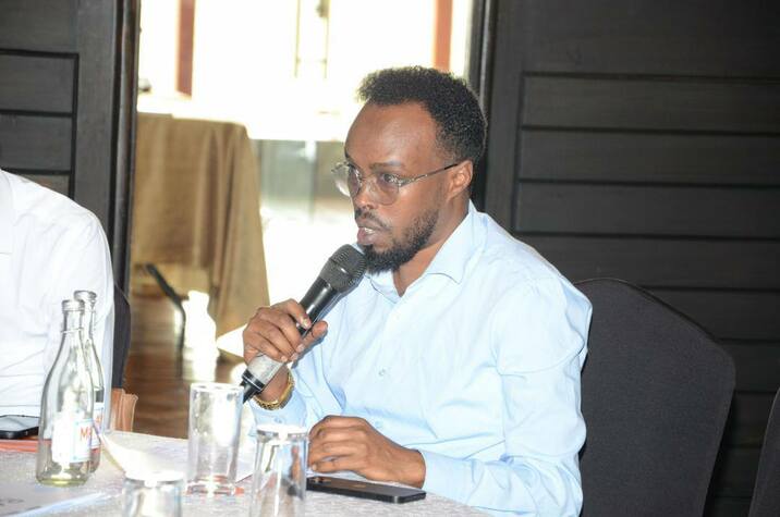 Gudoomiye Kuxigeenka Maamulka iyo Maaliyada Degmada Baydhabo Mucaawiye ibraahim Cali Ayaa Magaalada Nairobi ee dalka Kenya kaga qeybgalay kulan Dood-wadaag ah