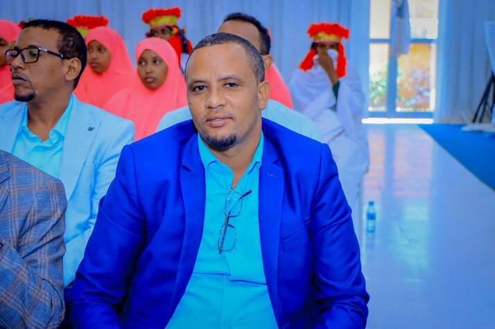 Gudoomiye Kuxigeenka Arimaha Bulshada Degmada Baydhabo aadan Ali Arab Ayaa manta ka qeybgalay Munaasabadda saxiixa heshiis Is-afgarad seddex-geesood ah oo u dhaxeya Wasaaradda Caafimaadka XFS , Wasaaradda Caafimaadka DKGS iyo Hey’adda Caalamiga ah ee SOS