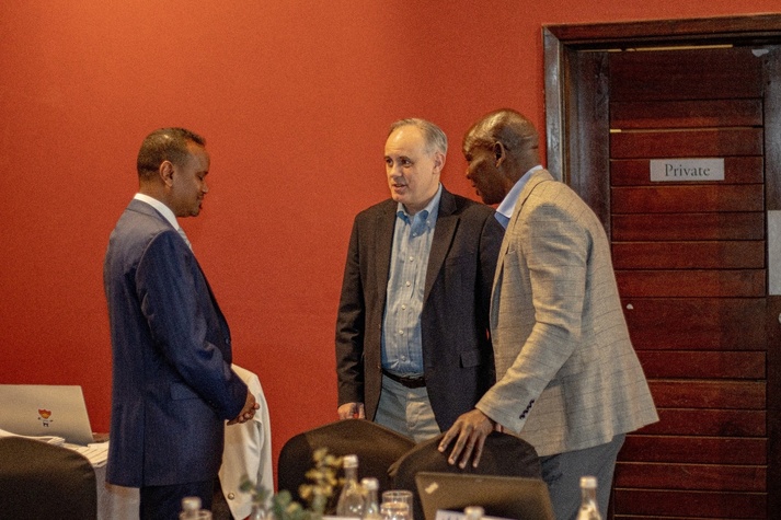 Guddoomiyaha Degmada Baydhabo Ahna duqa Magalada Mudane Abdullahi Ali Watiin Ayaa Magaalada  Nairobi ee dalka Kenya kaga qeybgalay Shir looga hadlayey  adeeg bixinta dawladda hoose, kor u qaadida horumarinta dhaqaalaha deegaanka, horumarinta qorshaynta magaalooyinka, iyo xoojinta awooda degmooyinka soomaliya.