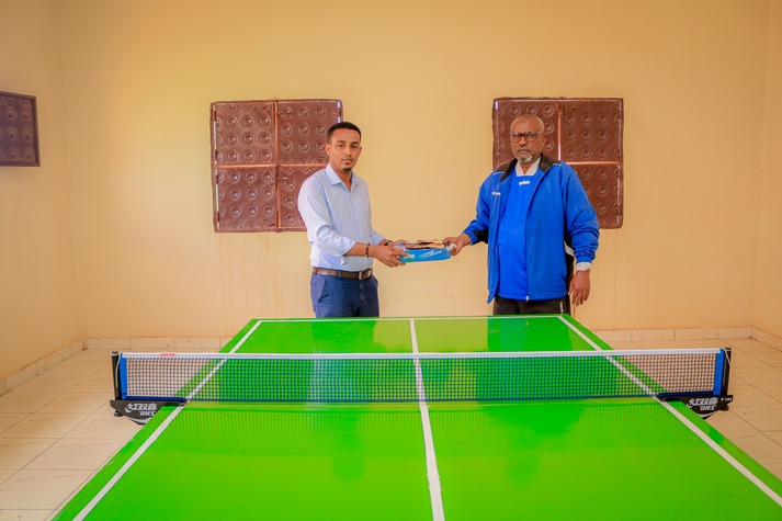 Agaasimaha Waaxda Waxbarashada, Dhaqanka iyo Dalxiiska Degmada Baydhabo, Jabriil Madguud iyo Guddoomiyaha Xiriirka Table Tennis ee Koonfur Galbeed ayaa maanta si wadajir ah qalabkii lagu ciyaaro Table Tennis, gaarsiiyey  Schoolka Barwaaqo Three ee magaalada Baydhabo.